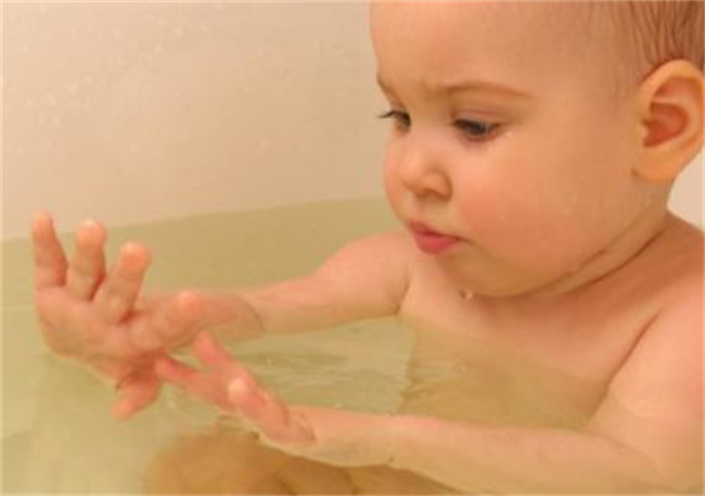 洗澡时的这三种表现 能够体现出宝宝的性格特别是第三种