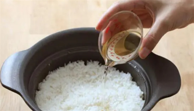 米饭夹生烧糊不要扔 放点它轻松补救 米饭松软可口又洁白
