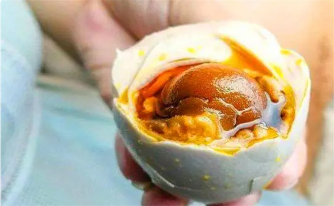 腌制咸鸭蛋的正宗做法 7天能腌好 个个起沙出油 做法简单