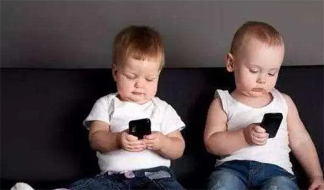 玩手机和不玩手机孩子 10年后就能看出差距 比你想象的大