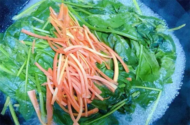 菠菜和“它”一起凉拌酸辣开胃 健康低脂又营养 做法简单