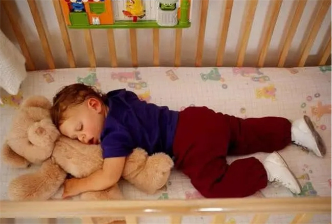 宝宝睡觉的时候容易出现这四个危险 家长们要开始注意了