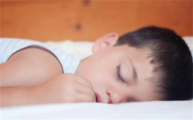 这个睡觉习惯 严重影响孩子的身高和智商 家长尽快带头改