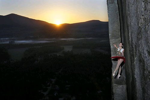 摄影师在悬崖峭壁上拍婚纱照 