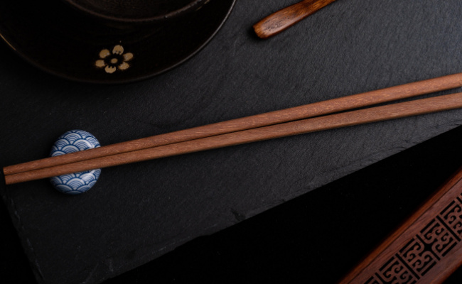 不锈钢筷子和木质筷子哪个更卫生  不锈钢筷子对身体有害吗