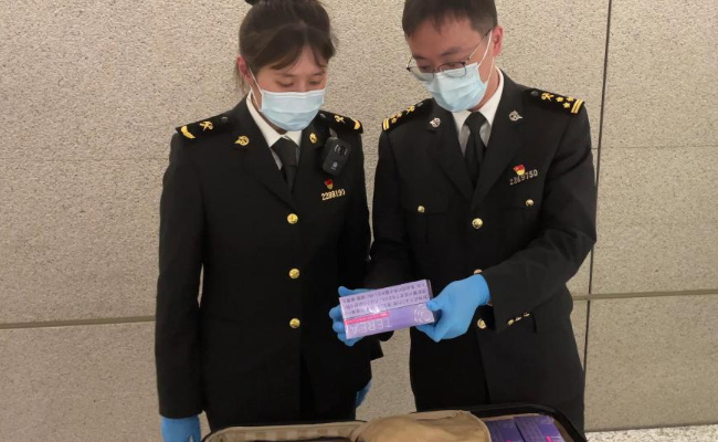 ​上海海关查获违规超量携带入境电子烟烟弹7600个 应如何解决呢
