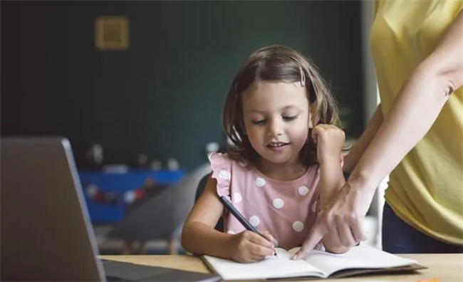 陪孩子写作业有技巧 抓好这4个关键点 轻松搞定写作业难的问题