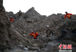 新疆三名驴友被困悬崖5小时脱险 图