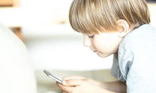 孩子沉迷手机 80%家长都在犯同样的错误 学会这5招打破沉迷循环