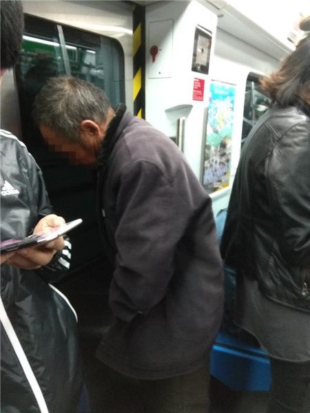 北京地铁上一男子疑似对着瓶子小便 被市民拍下