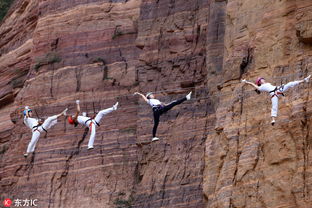 40名女性悬崖峭壁练瑜伽 钢丝上挑战极限 