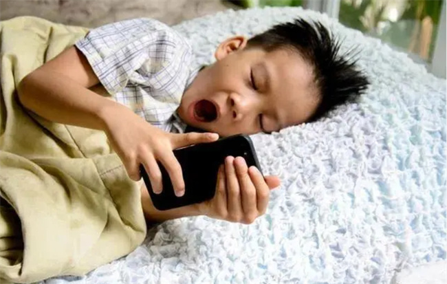 老玩手机和很少玩的孩子 长大3方面差距明显 早知早预防