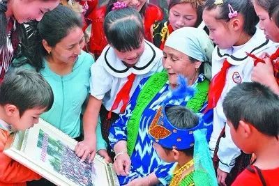 阿尼帕妈妈听孩子们讲春节里的民族团结故事 