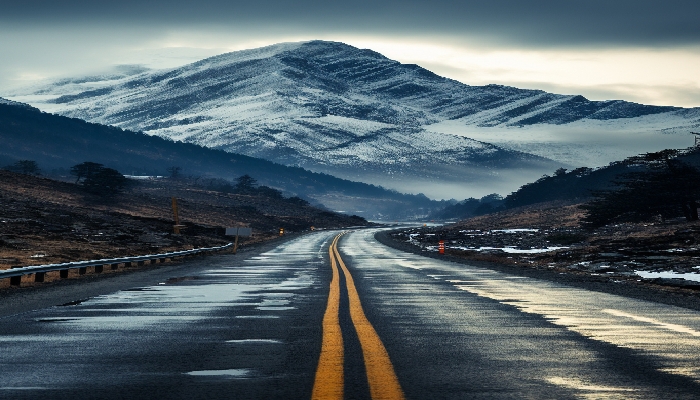 内蒙古出现降雪路面结冰 锡林郭勒高速公路部分路段临时交通管制