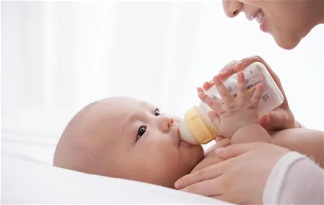 宝宝该怎么戒奶瓶