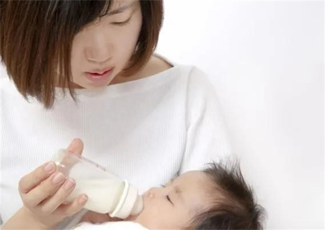 健康男婴被父亲喂水呛咳身亡 新生儿不需要喂水 预防呛咳很重要