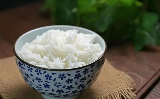 煮米饭只加水就错了 教你饭店不外传的秘诀 米饭松软香甜又好吃