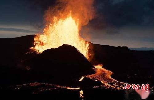 冰岛火山喷发 游客围观 打卡