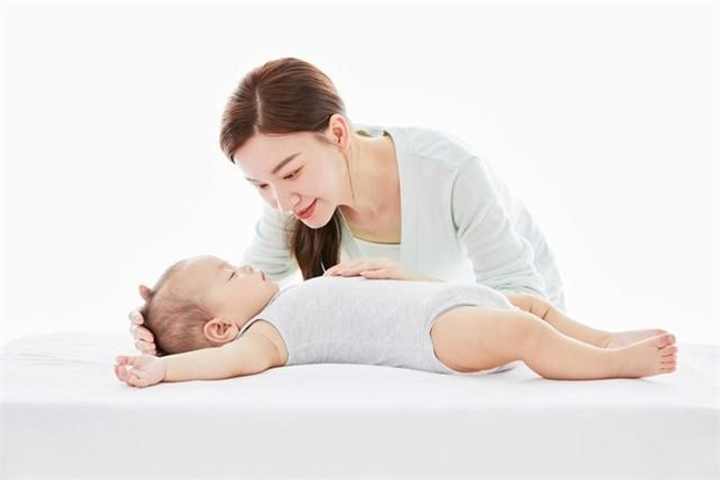 为啥宝宝睡觉喜欢高举“投降”姿势 知道原因 这些睡姿需要纠正