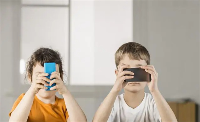 避免孩子对手机上瘾 运用兴趣转移法 调动孩子需求 亲测有效