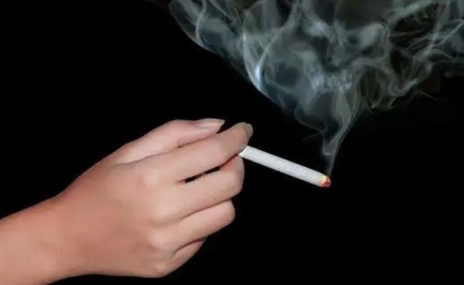 每日吸烟多达10包 男子双肺严重损毁 抽烟有哪些危害