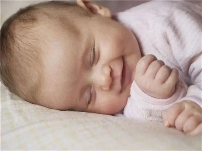 为什么宝宝会在睡梦中笑 可不是做了美梦那么简单 传说很有趣