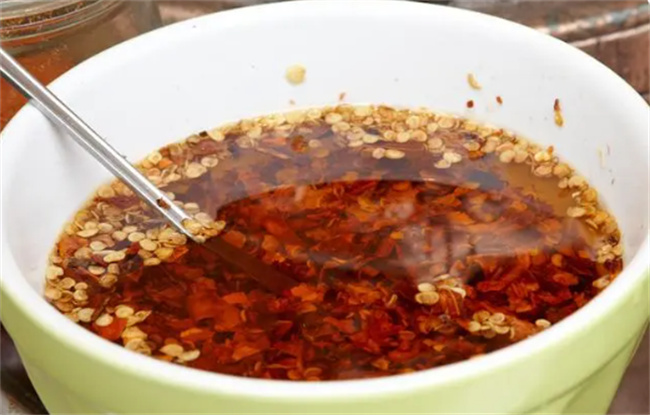 油辣椒怎么做才又香又辣又红 简单步骤 做出香辣的美味