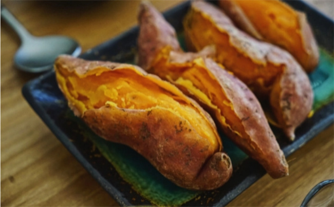 烤红薯和蒸红薯哪个更健康 烤红薯和蒸红薯的区别