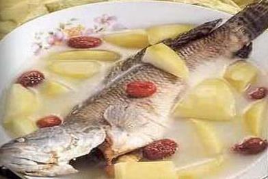 布朗族卵石鲜鱼汤