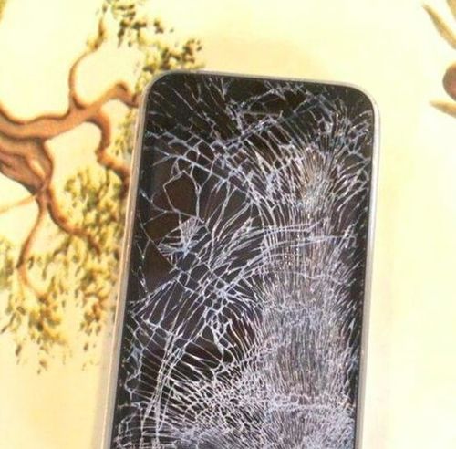 梦见手机摔碎了是什么意思 梦见自己手机坏了预示着什么