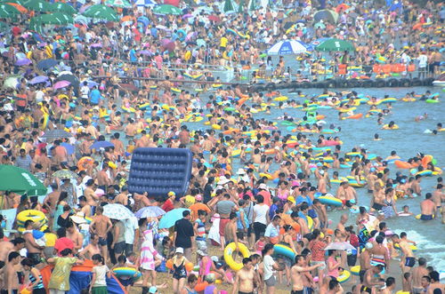 青岛大连遭遇高温天气 游客海滩 下饺子 