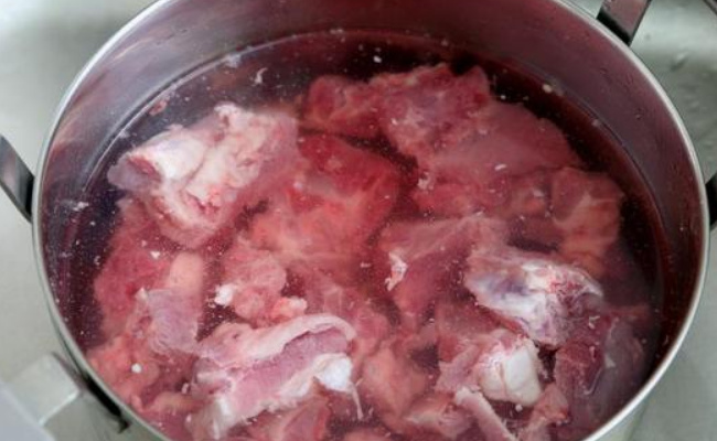鲜猪肉用水浸泡好吗，如何正确处理鲜猪肉
