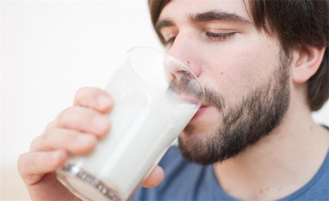中国人喝牛奶更容易患肝癌吗 为什么