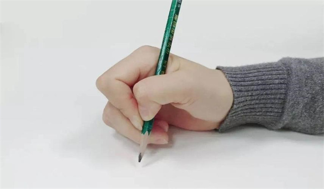 如何培养孩子的坐姿和握笔方法