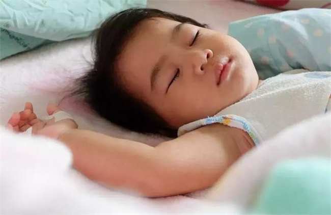 为何宝宝举着两只手睡觉呢