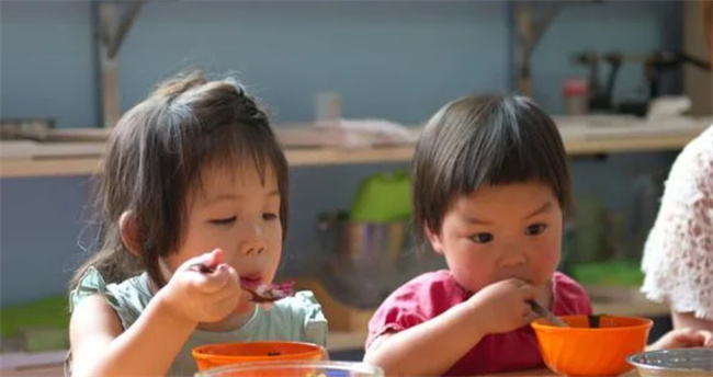 孩子不能适应在幼儿园吃饭怎么办呢
