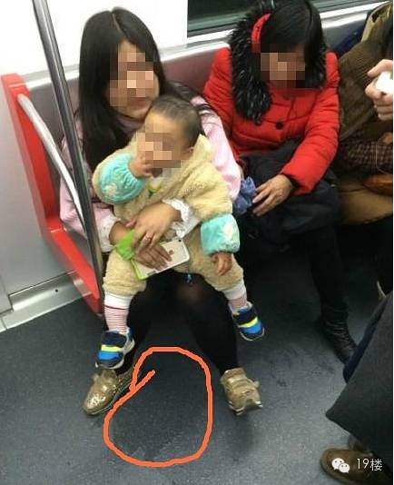 曝 杭州地铁上有家长抱着小孩尿尿,还溅了别人一身...