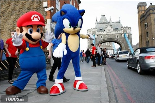 马里奥与索尼克在伦敦奥运会伦敦街头摆造型为游戏宣传造势