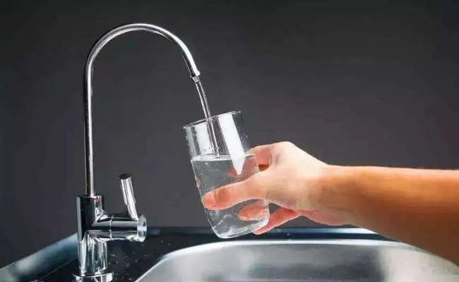 女子每天喝5升水确诊尿崩症，要如何正确饮水呢