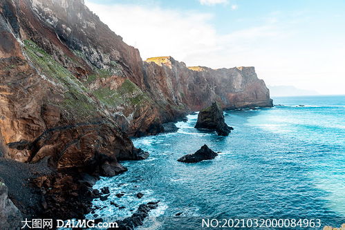 海边悬崖峭壁和蓝色大海摄影图片