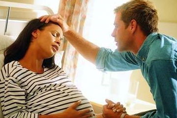 孕妇产下龙凤胎宝宝后离开,老公抱着孩子哭道,你们没有妈妈了