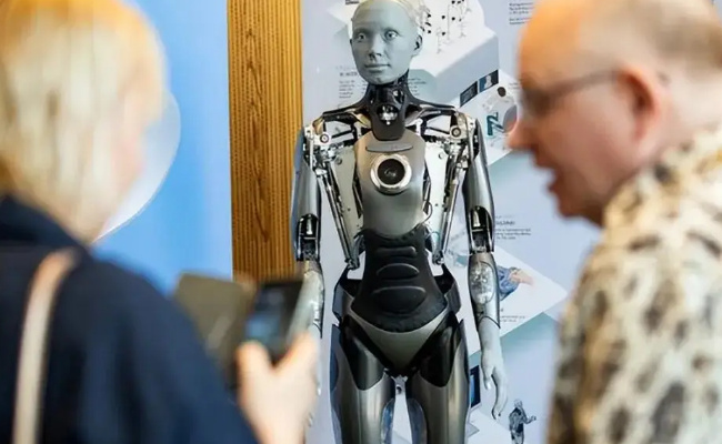 ​人形机器人如何用高精尖技术塑造人类的新伙伴