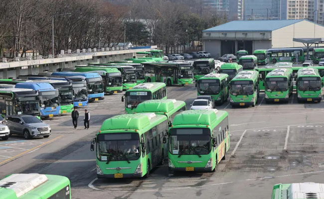 韩国首尔97.6%公交车停运，发生了什么
