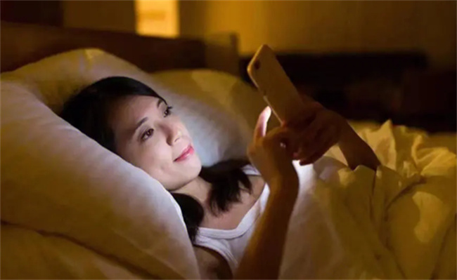 睡前玩8分钟手机身体兴奋1小时，这是为何呢