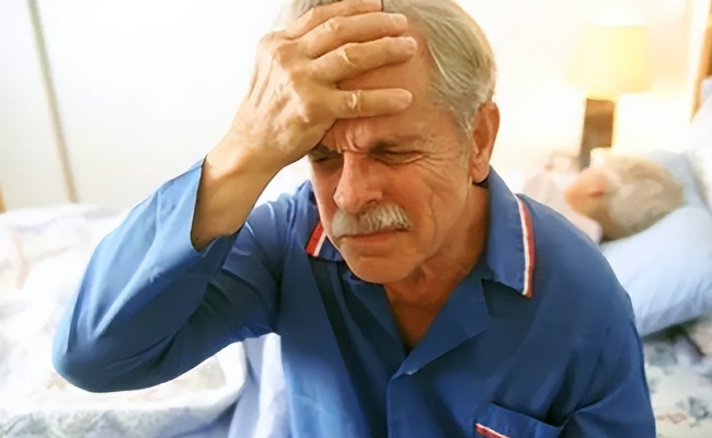 老人出现痴呆症状为何建议去做肝脏检查，有何关联