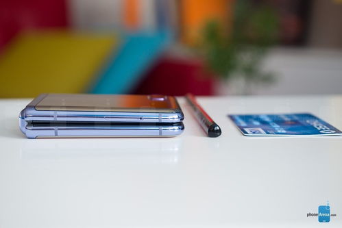 化妆盒 般的折叠屏手机 三星Galaxy Z Flip上手图