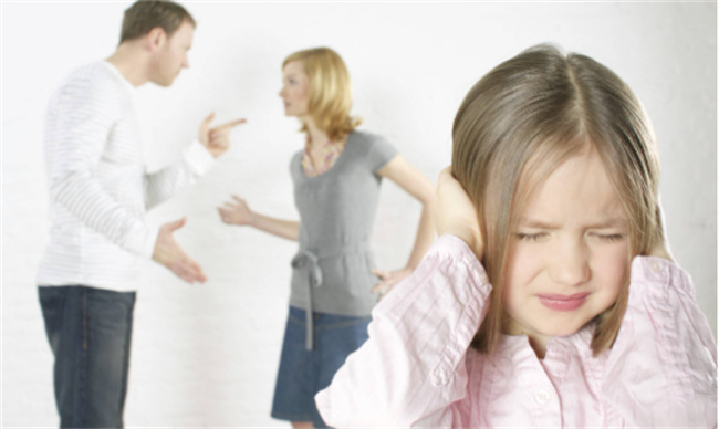 无法控制情绪的父母对孩子有哪些影响