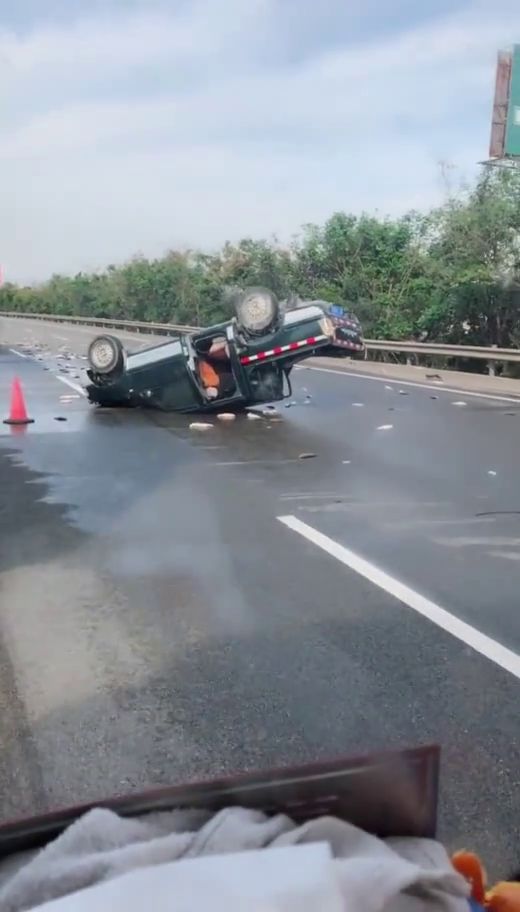 这是什么情况,平路上怎么会翻车幸好人没事 