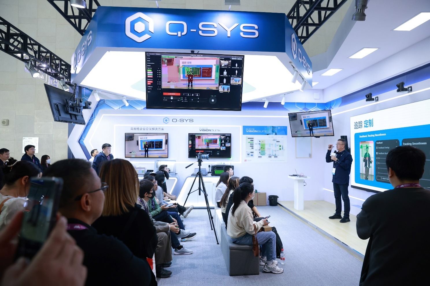 Q-SYS桥思AI+技术首秀InfoCommChina，提升智能化会议独特视听体验新高度