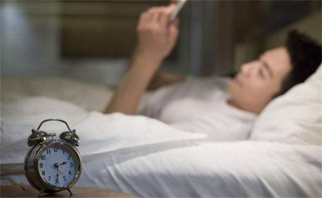 为何睡前1小时尽量别玩手机，如何减少手机带来的危害呢